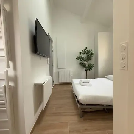 Dans Le 16e Apartament